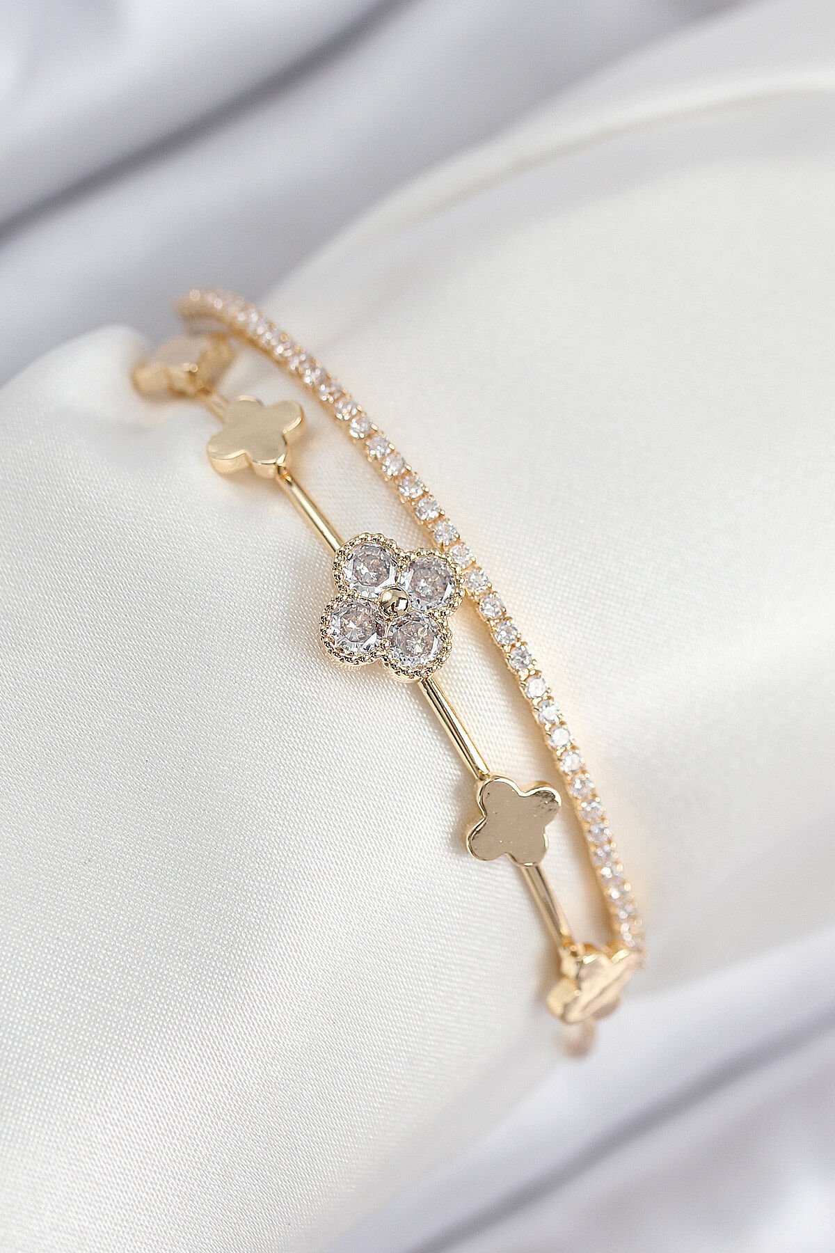 Pirinç Zirkon Taşlı Yonca Model Gold Renk Kadın Bileklik