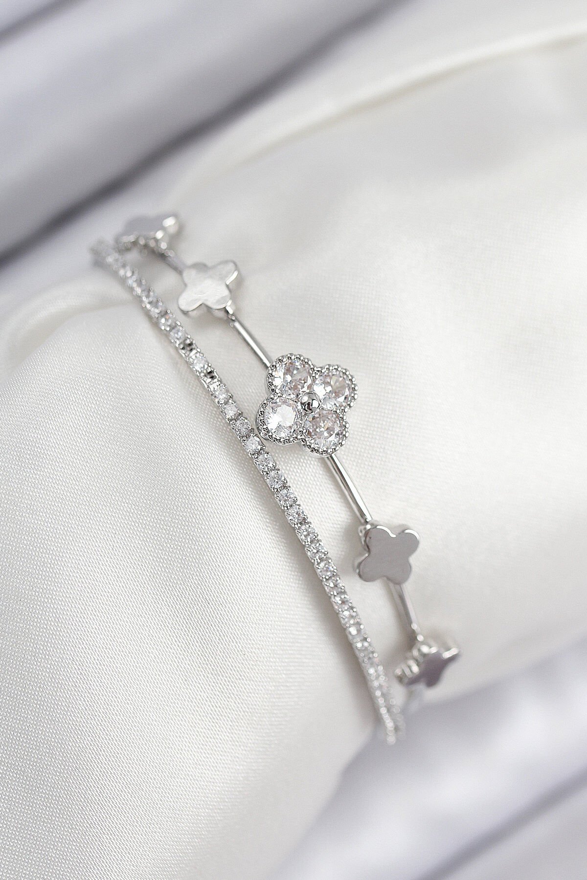 Pirinç Zirkon Taşlı Yonca Model Gümüş Renk Kadın Bileklik