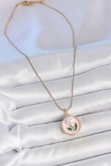 316L Çelik Gold Renk Zincir Pembe Mineli İncili Çiçek İşlemeli Portre Model Kadın Kolye