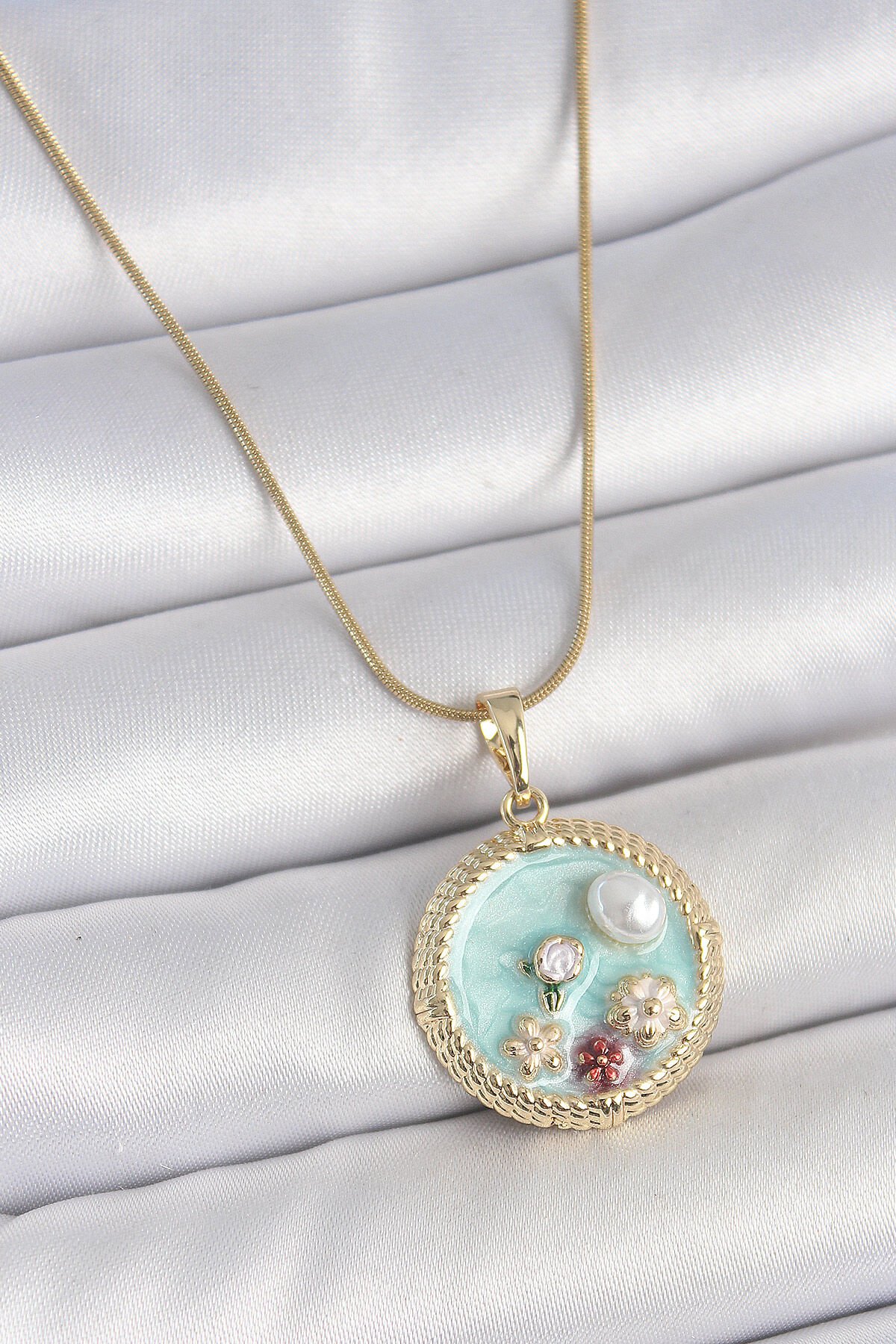 316L Çelik Gold Renk Zincir Mavi Mineli İnci Çiçek İşlemeli Zirkon Taş Detaylı Madalyon Model Kadın Kolye