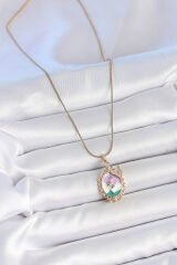 316L Çelik Gold Renk Zincir Mix Renk Mineli Çiçek İşlemeli Zirkon Taş Detaylı Portre Model Kadın Kolye