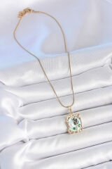 316L Çelik Gold Renk Zincir Mavi Mineli Çiçek İşlemeli İnci Detay Portre Model Kadın Kolye