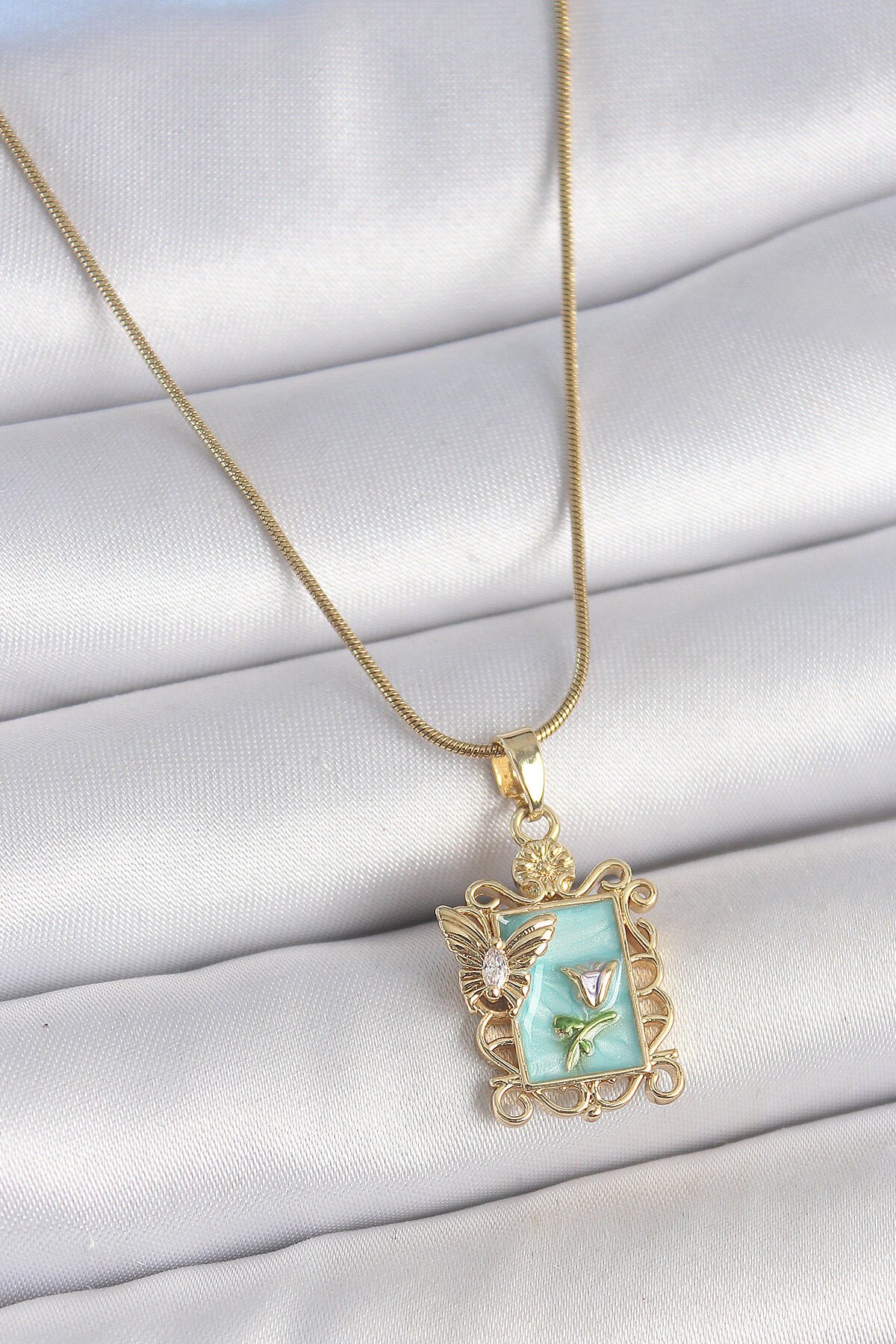 316L Çelik Gold Renk Zincir Mavi Mineli Çiçek İşlemeli Zirkon Taşlı Kelebek Detay Portre Model Kadın Kolye