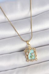316L Çelik Gold Renk Zincir Mavi Mineli Çiçek İşlemeli Zirkon Taşlı Kelebek Detay Portre Model Kadın Kolye