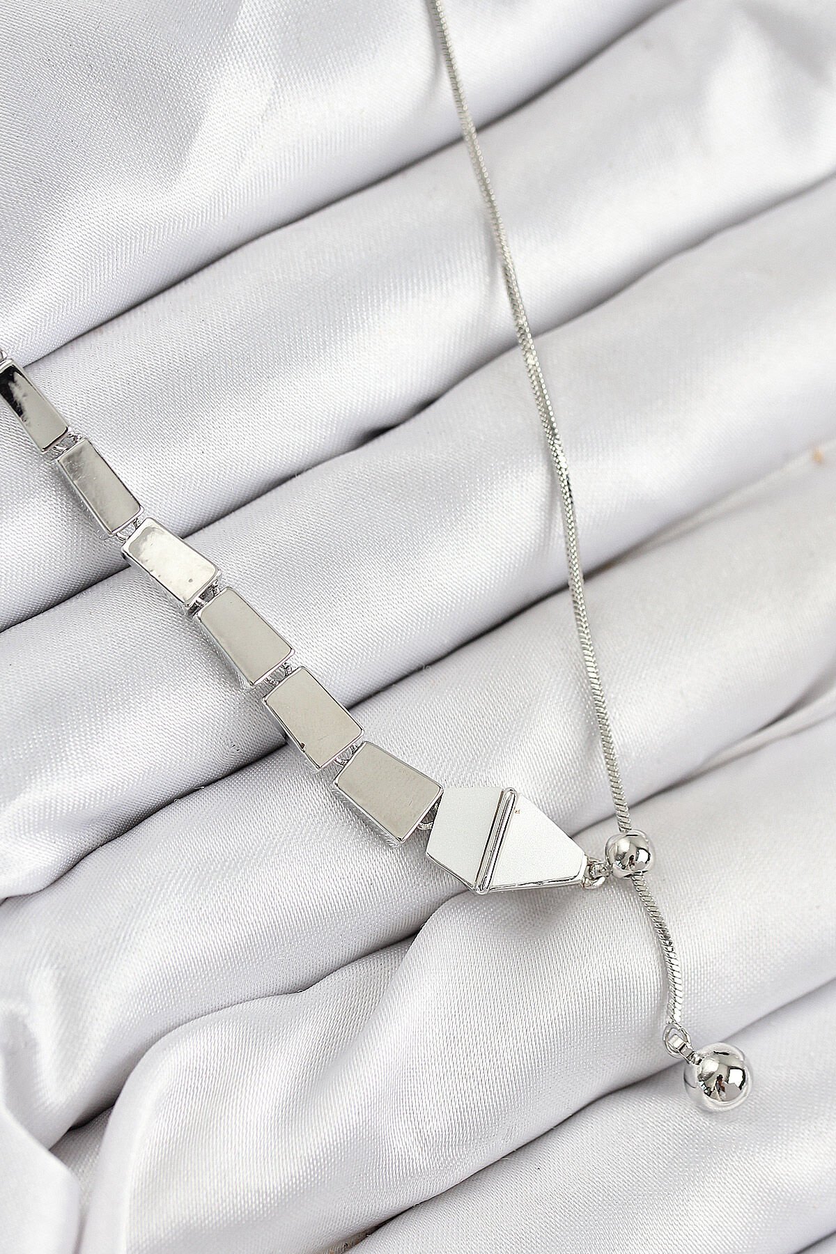 Pirinç Yılan Model Gümüş Renk Asansörlü Kadın Kolye