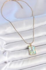 316L Çelik Gold Renk Zincir Mavi Mineli İncili Çiçek İşlemeli Portre Model Kadın Kolye