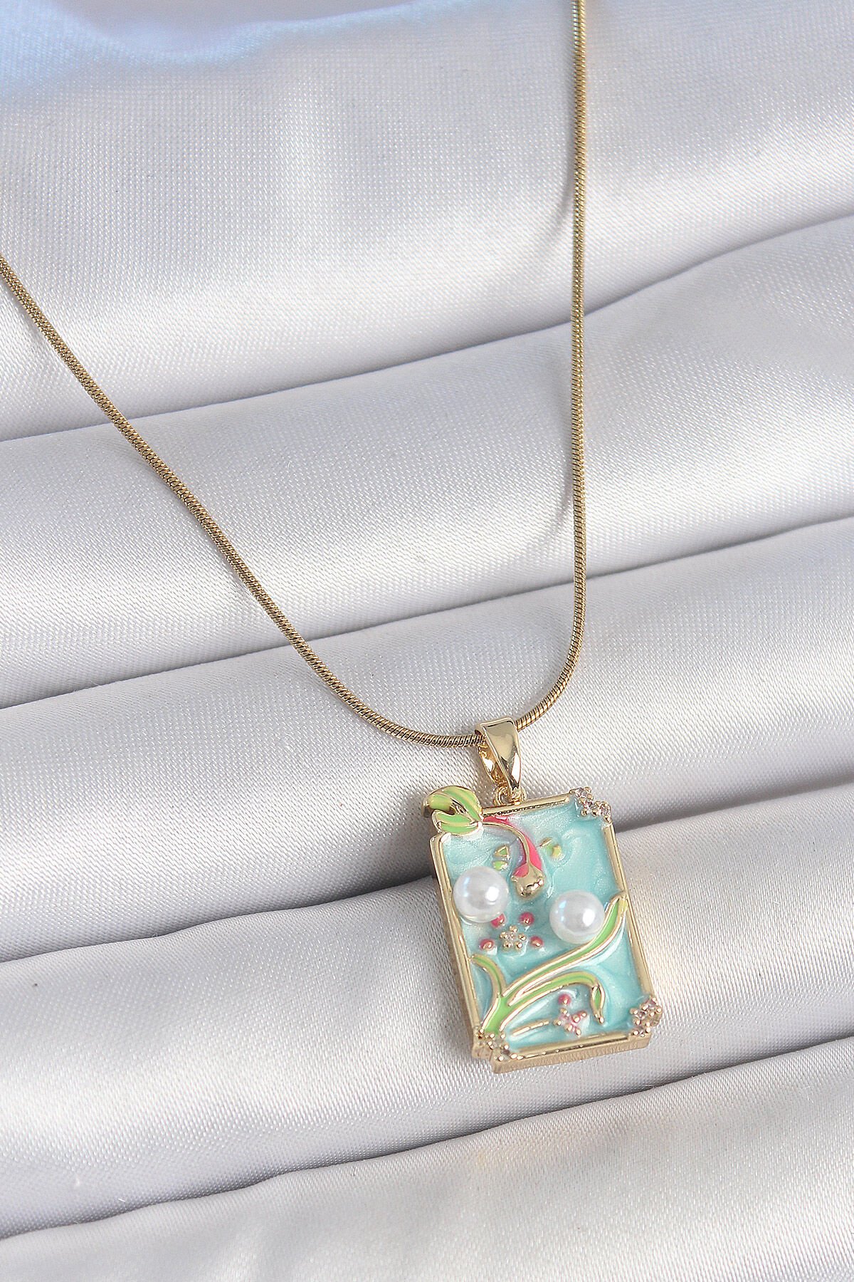 316L Çelik Gold Renk Zincir Mavi Mineli İncili Çiçek İşlemeli Portre Model Kadın Kolye