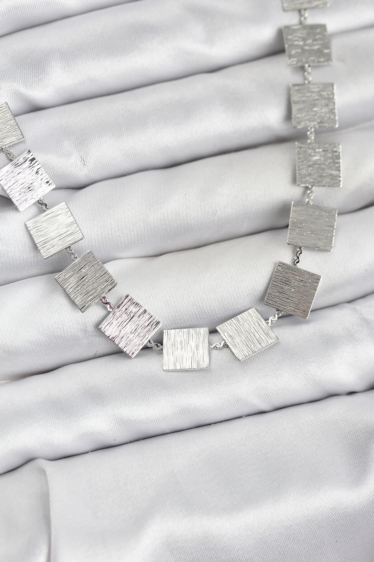 Kare Plaka Model Gümüş Renk Kadın Kolye