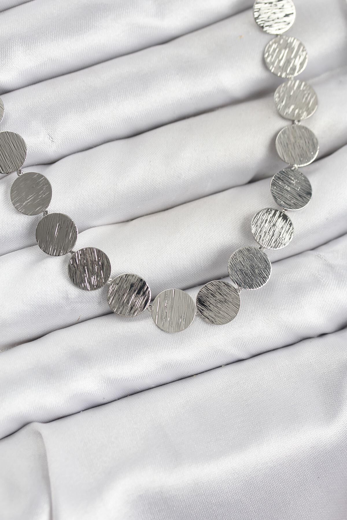 Yuvarlak Plaka Model Gümüş Renk Kadın Kolye