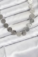 Yuvarlak Plaka Model Gümüş Renk Kadın Kolye