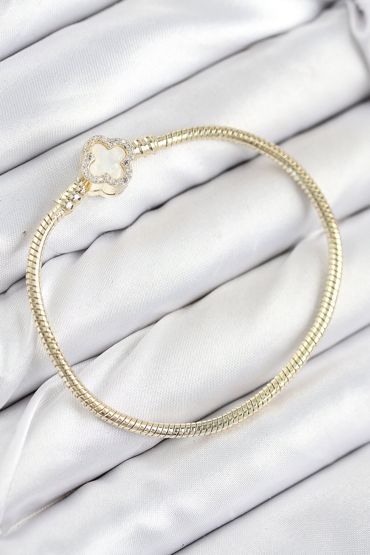 Pirinç Charm Zirkon Taşlı Yonca Model Gold Renk Kadın Bileklik