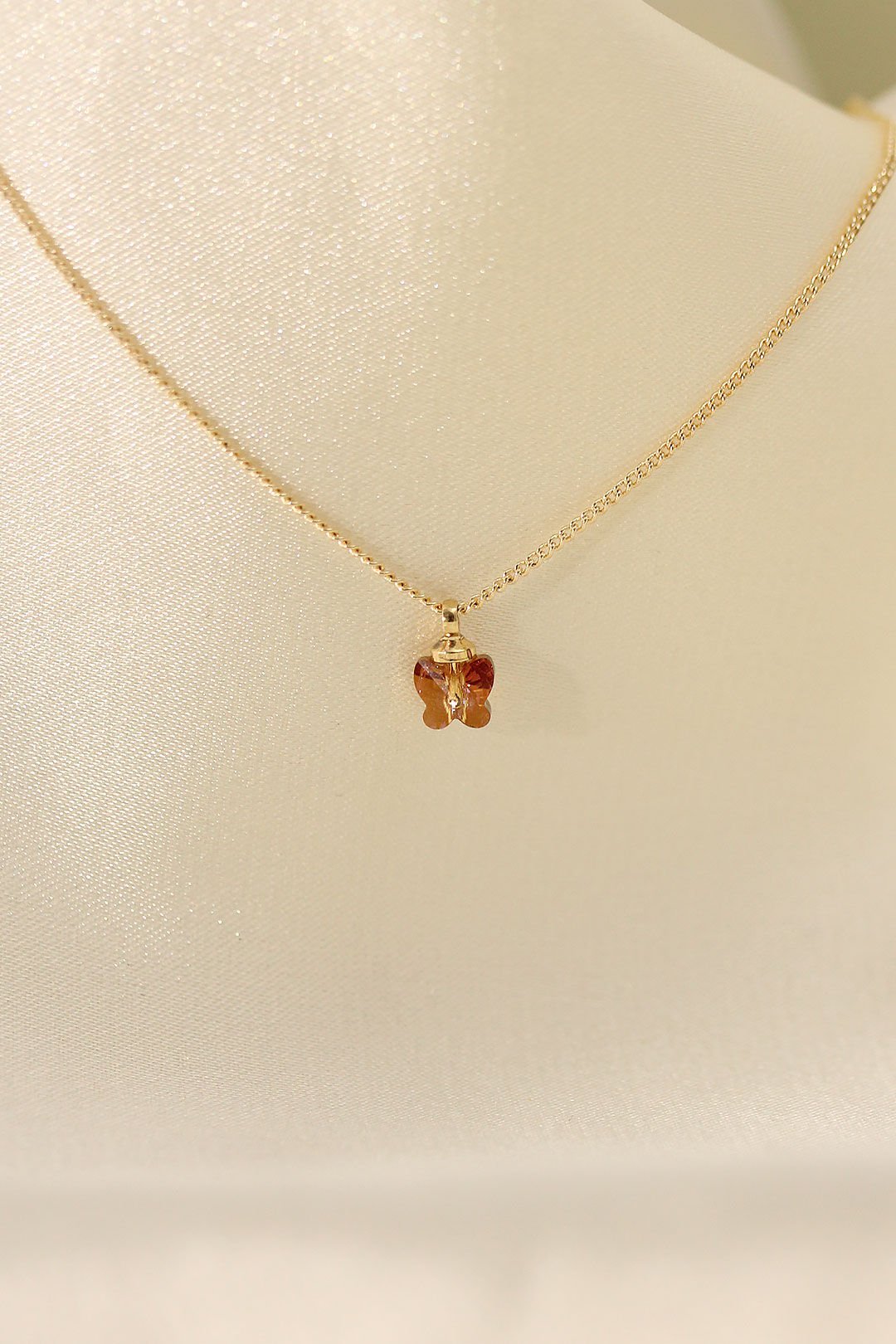 Zirkon Taşlı Mercan Renk Minimal Kelebek Kolye