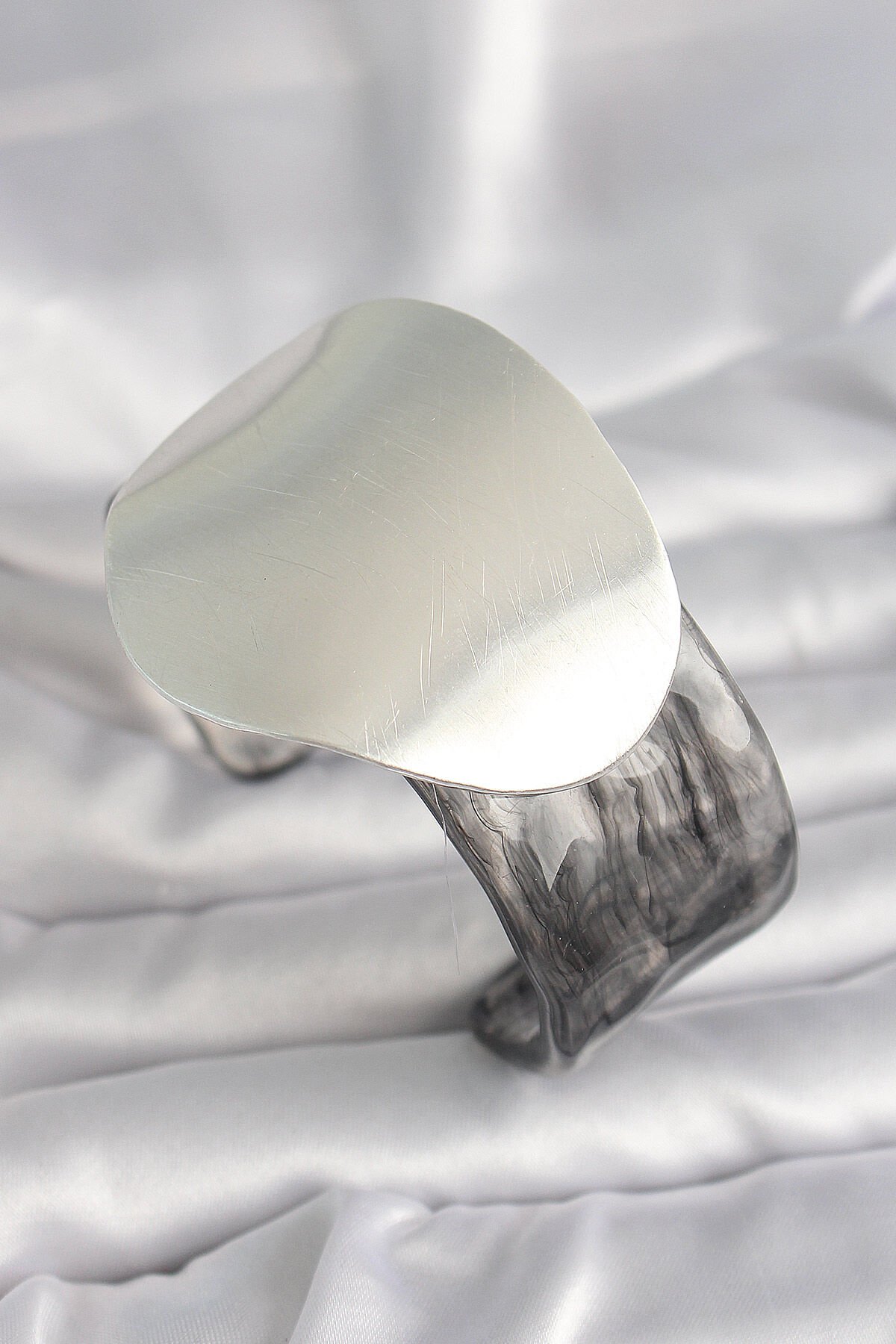 Siyah Mermer Desen Akrilik Pilastik Gümüş Plaka Model Vintage Kadın Bilezik