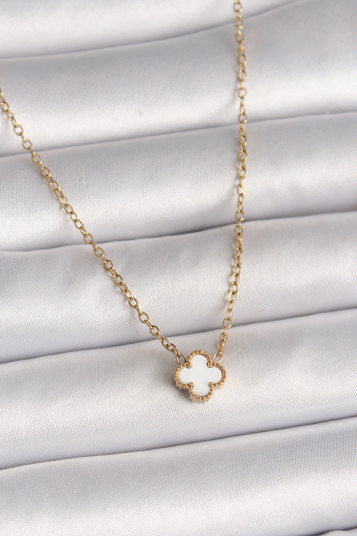 316L Çelik Gold Renk Beyaz Yonca Model Kadın Kolye