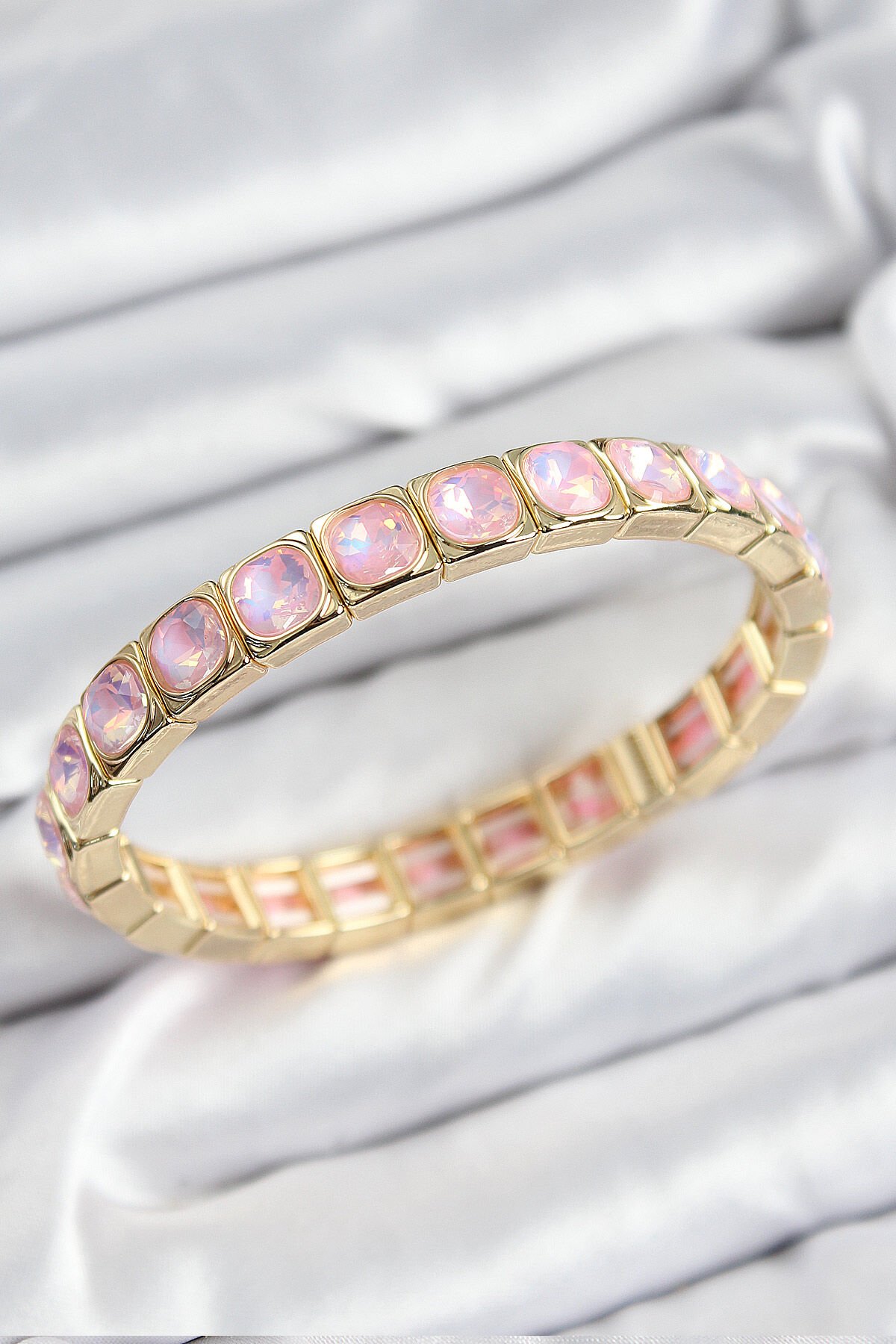 Pirinç Pembe Zirkon Taşlı Kare Model Gold Renk Lastikli Kadın Bileklik