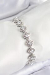 Pirinç Zirkon Taşlı Yonca Baget Model Gümüş Renk VIP Seri Kadın Bileklik