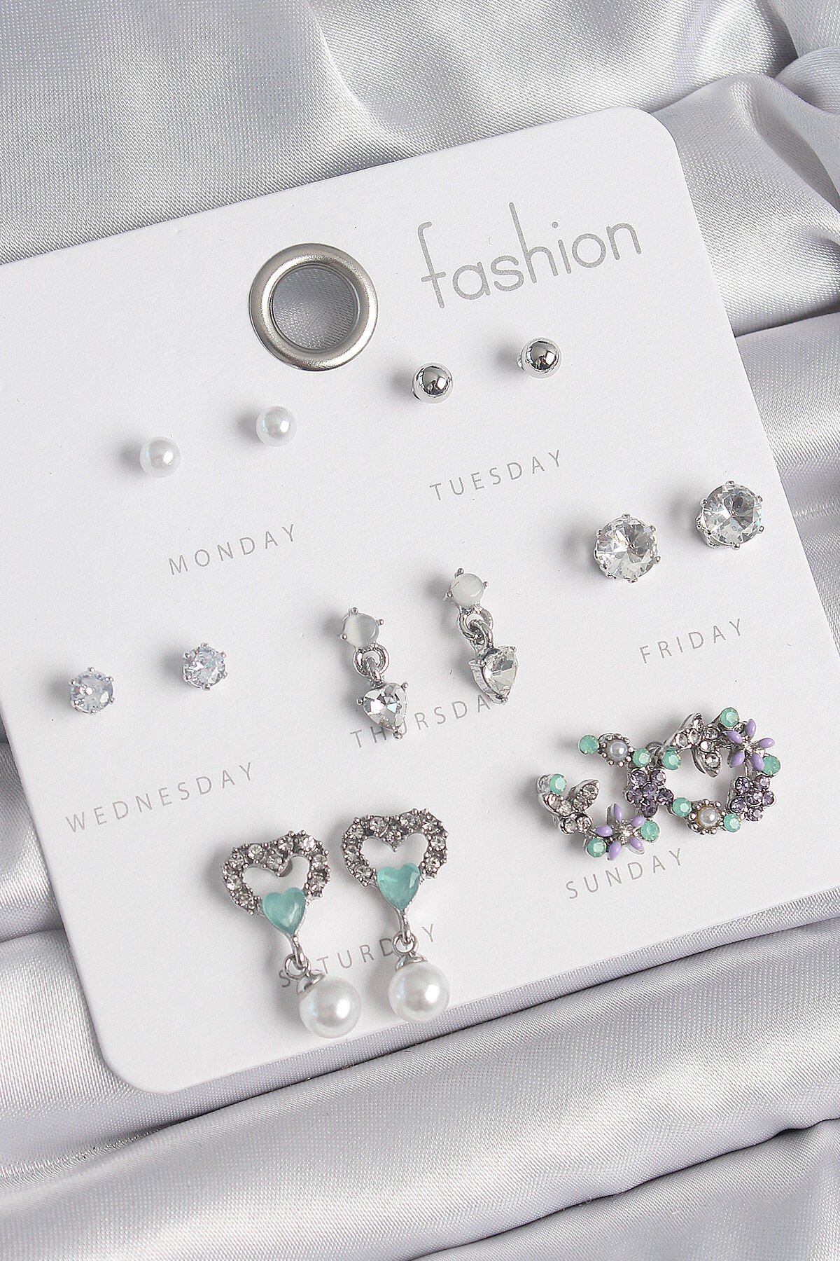 Pirinç Gümüş Renk Zirkon Taşlı Sallantılı Kalp Model Çiçek Detay 7 Çift Kadın Küpe Seti