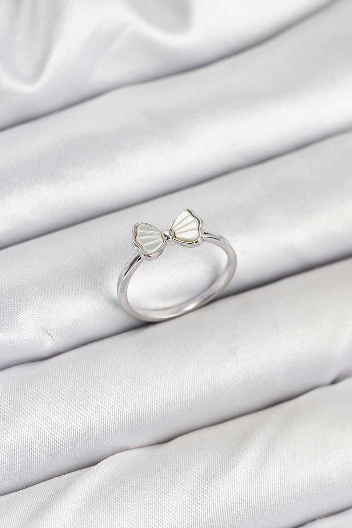 Pirinç Gümüş Renk Fiyonk Model Kadın Yüzük