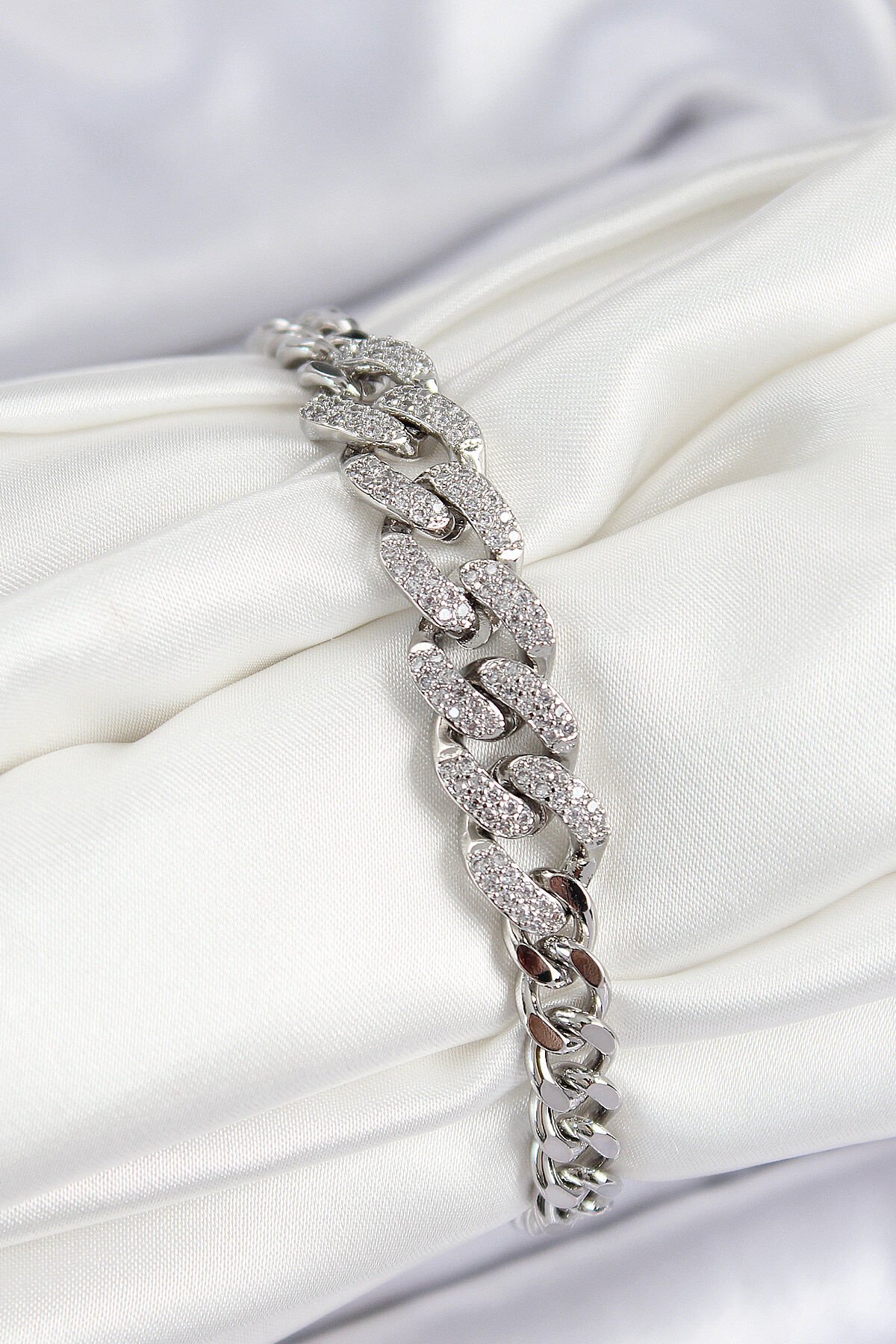 Pirinç Zirkon Taşlı Küba Zincir Model Gümüş Renk Kadın Bileklik