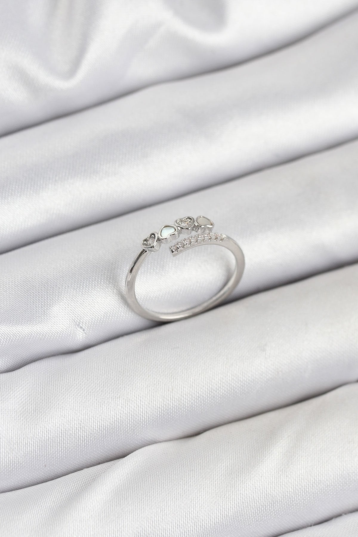 Pirinç Gümüş Renk Kalpli Detaylı Zirkon Taşlı Kadın Yüzük