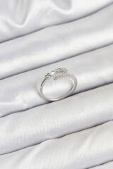 Pirinç Gümüş Renk Kalpli Detaylı Zirkon Taşlı Kadın Yüzük