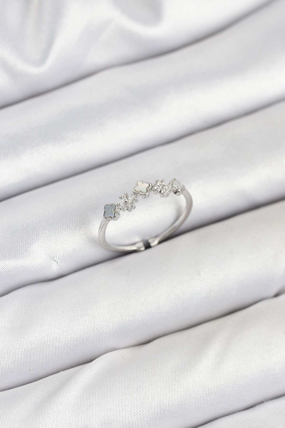 Pirinç Gümüş Renk Minimal Yonca Detaylı Kadın Yüzük