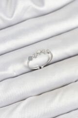 Pirinç Gümüş Renk Minimal Yonca Detaylı Kadın Yüzük