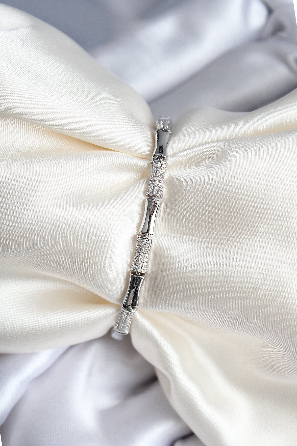 Pirinç Kemik Model Zirkon Taşlı Gümüş Renk Kadın Bileklik