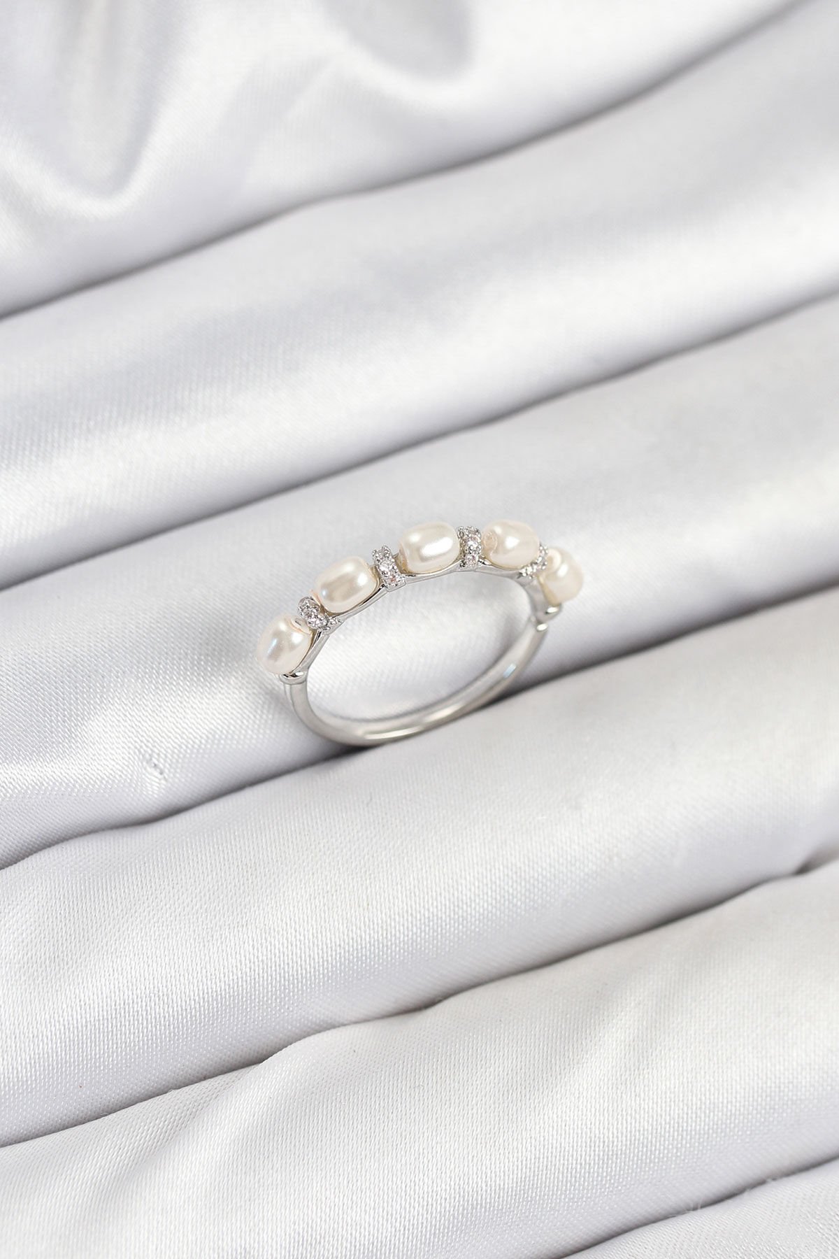 Pirinç Gümüş Renk Sıralı İncili Kadın Yüzük