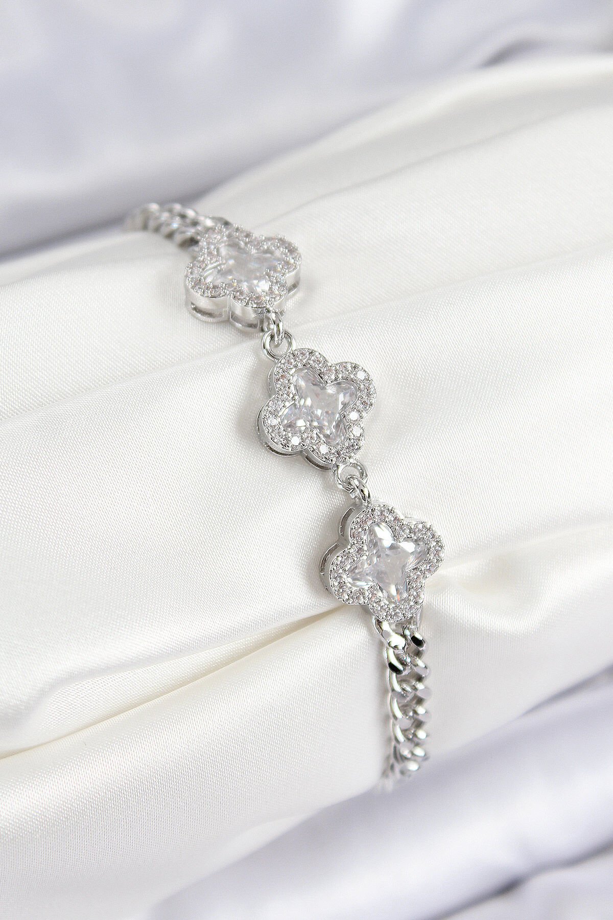 Pirinç Zirkon Taşlı Yonca Model Gümüş Renk Kadın Bileklik