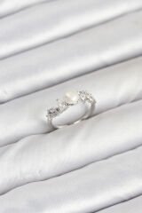 Pirinç Gümüş Renk Zirkon Taşlı İncili Model Kadın Yüzük