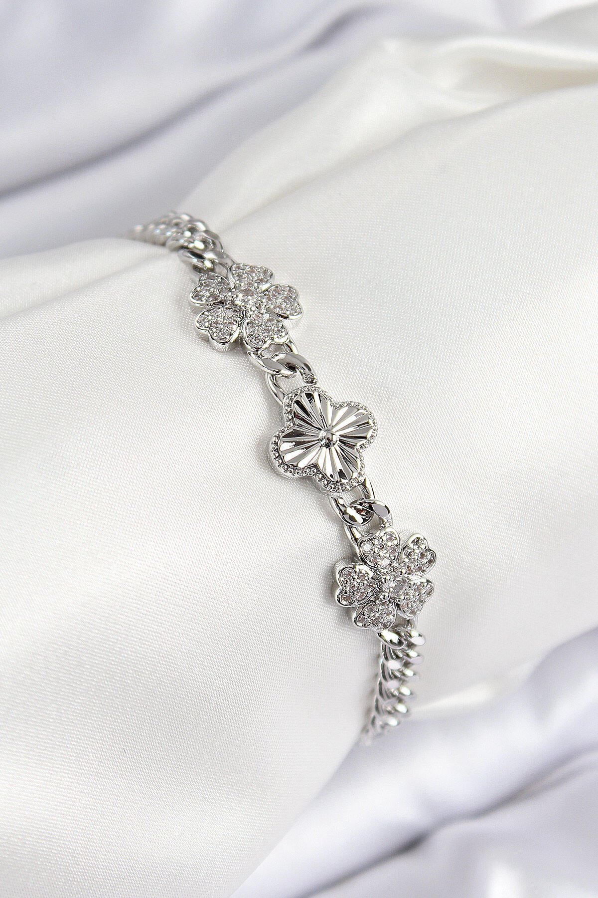 Pirinç Zirkon Taşlı Yonca Model Gümüş Renk Kadın Bileklik