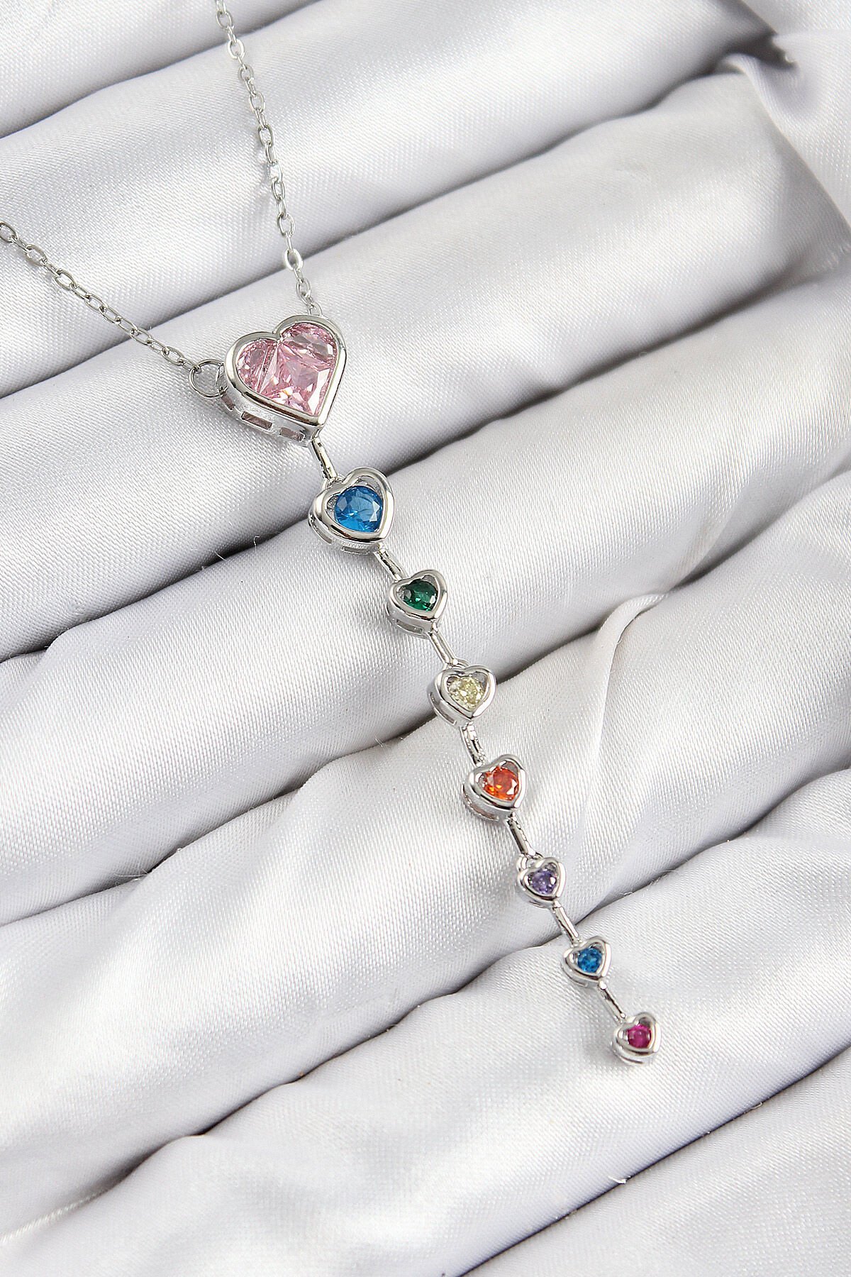 Pirinç Renkli Zirkon Taşlı Kalp Model Gümüş Renk Kadın Y Kolye