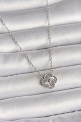 316L Çelik Gümüş Renk İşleme Detaylı Yonca Model Kadın Kolye