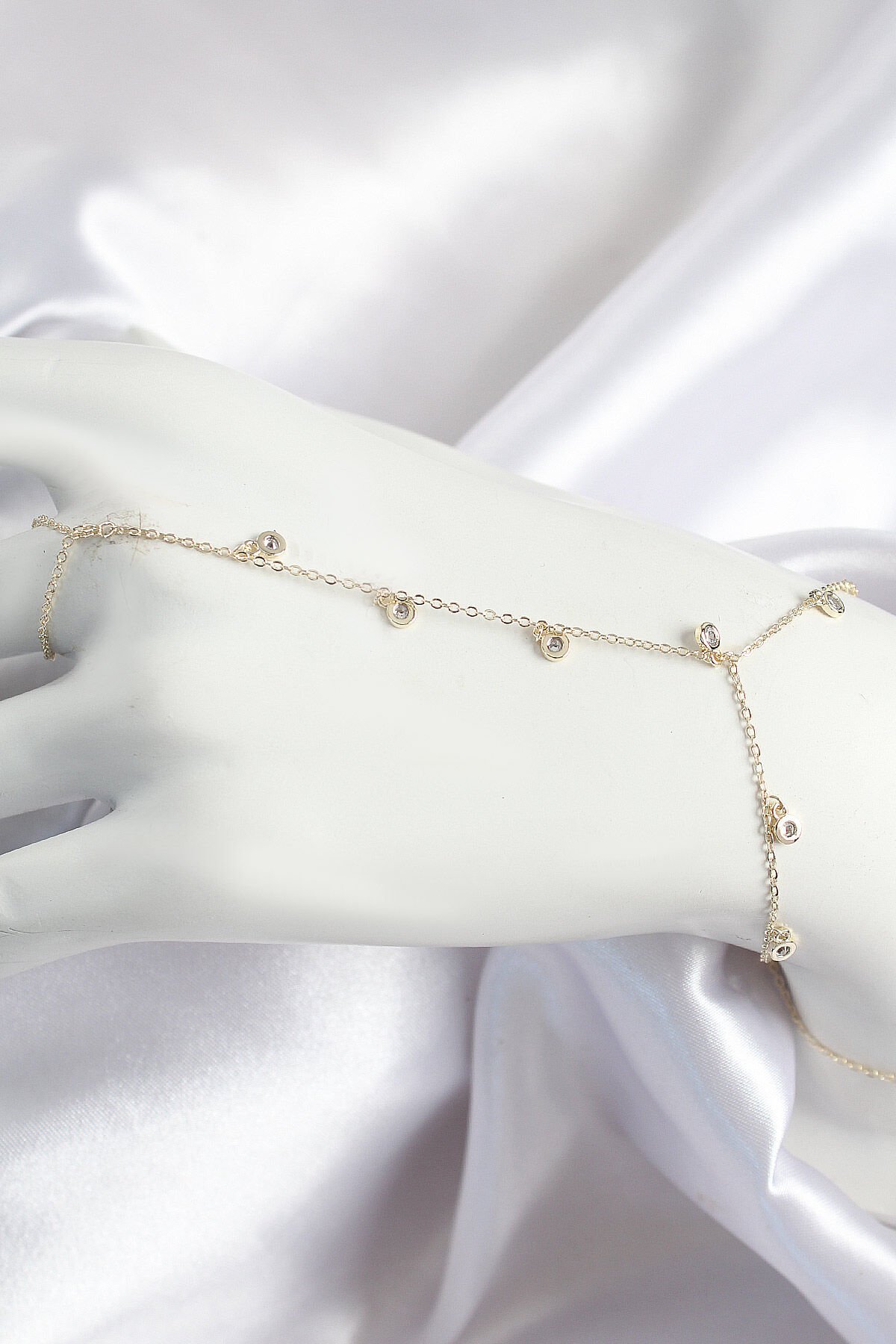 Pirinç Zirkon Taşlı Sallantılı Model Gold Renk Kadın Şahmeran