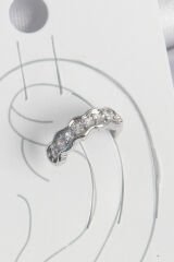 Pirinç Gümüş Renk Zirkon Taşlı Kıkırdak Model Kadın Küpe