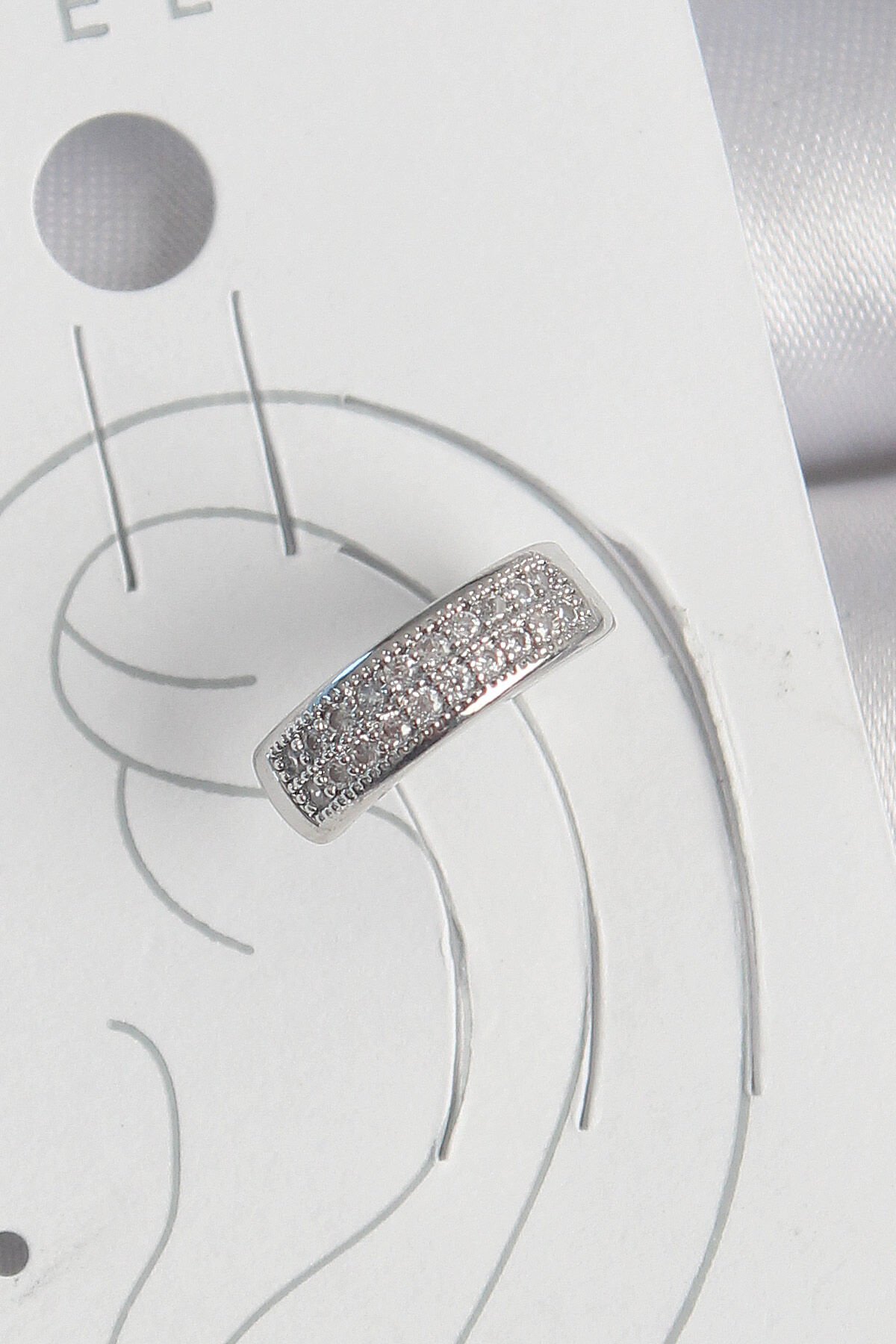 Pirinç Gümüş Renk Zirkon Taşlı Kıkırdak Model Kadın Küpe