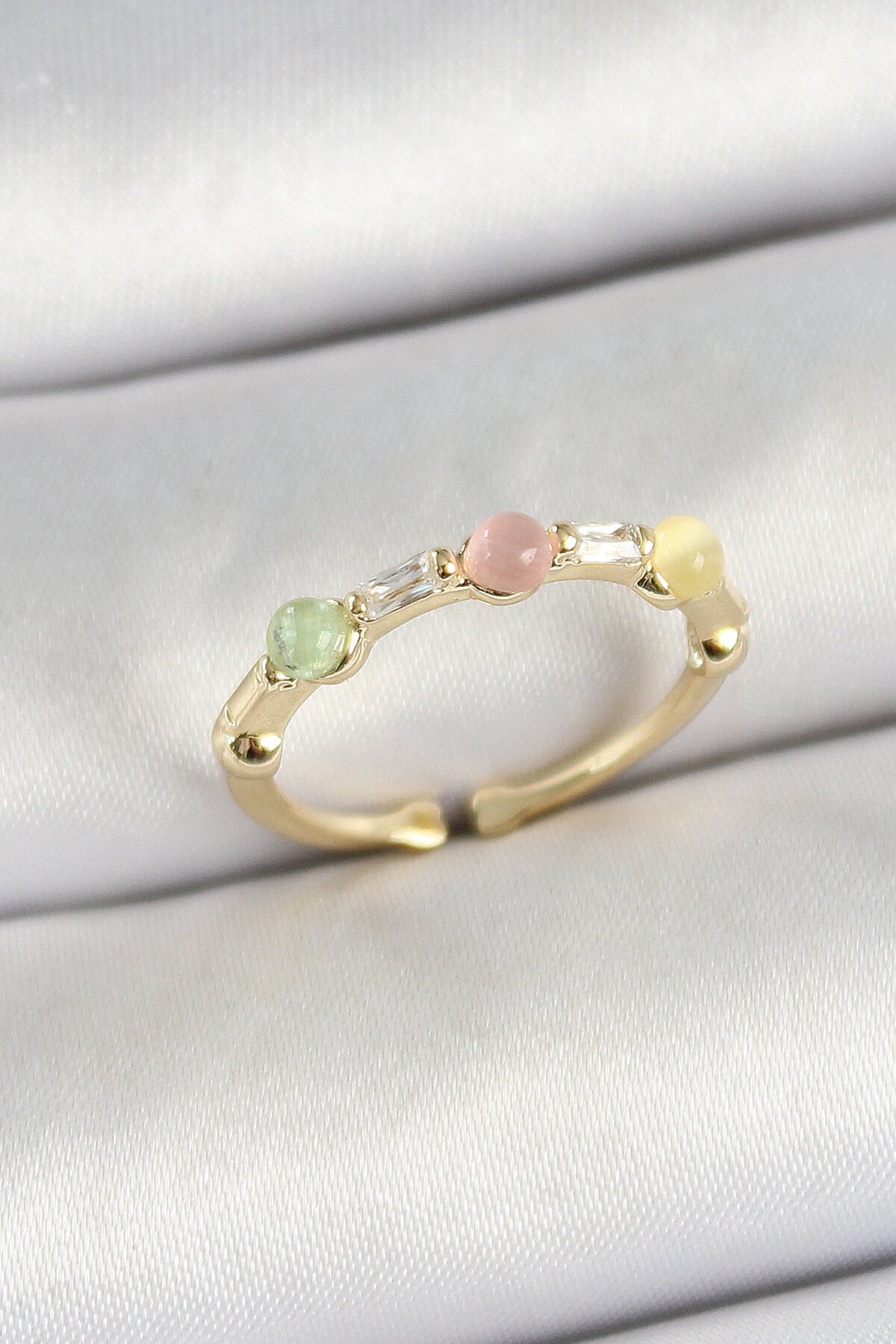 Pirinç Sıralı Boncuk Figürlü Zirkon Taşlı Gold Renk Ayarlanabilir Kadın Yüzük