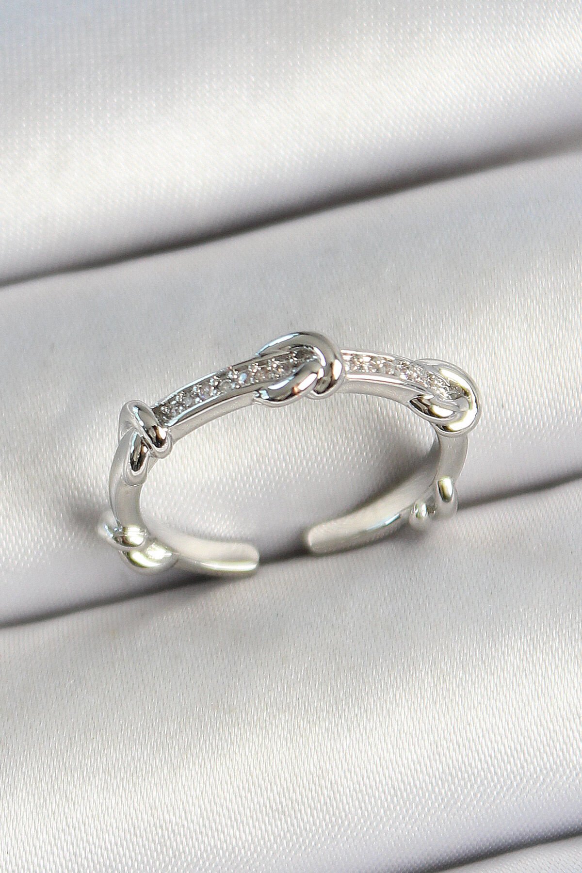 Pirinç Düğüm Figürlü Zirkon Taşlı Gümüş Renk Ayarlanabilir Kadın Yüzük