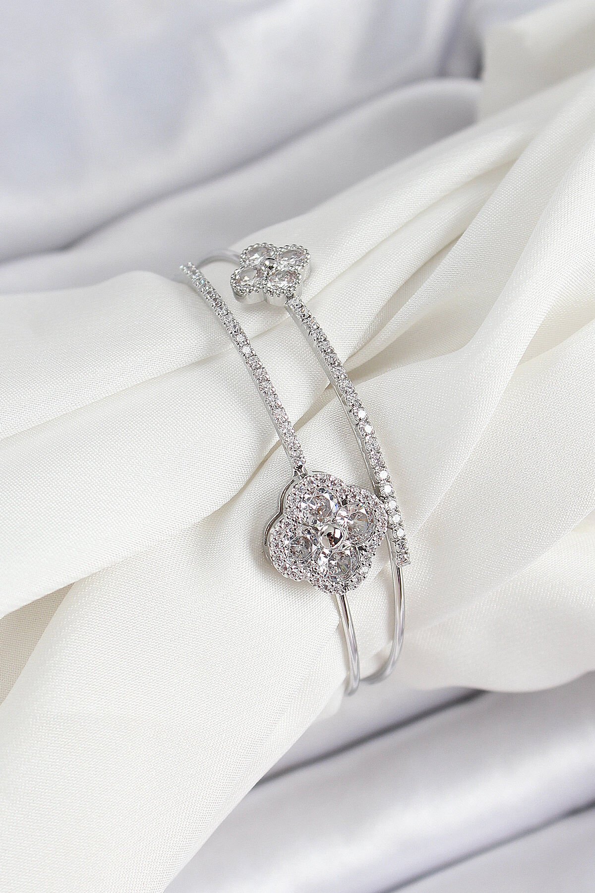 Pirinç Gümüş Renk Zirkon Taşlı Yonca Model 2'li Kadın Bileklik