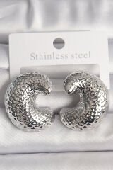 Pirinç Gümüş Renk Yılan Sırtı İşlemeli Yarım Halka Model Kadın Küpe