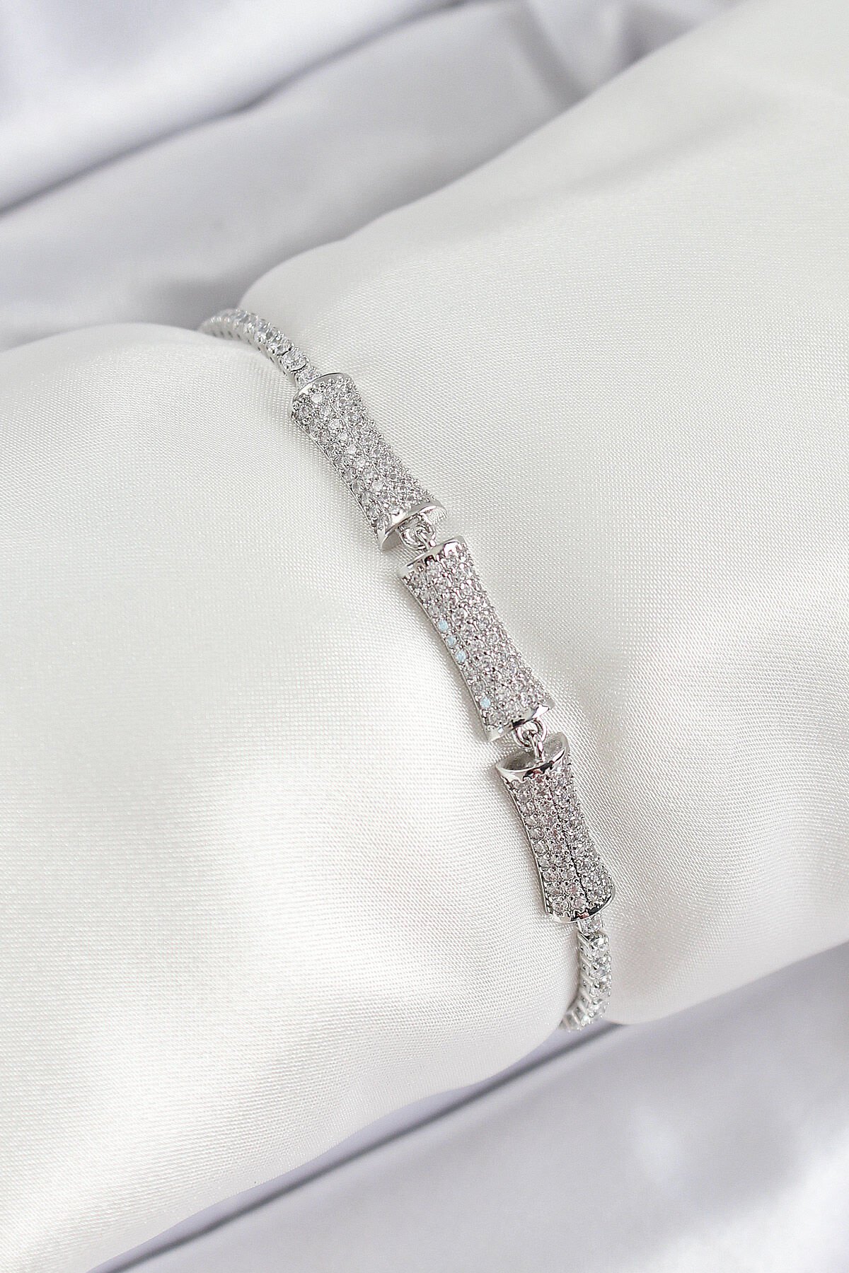 Pirinç Gümüş Renk Zirkon Taşlı Kemik Model Kadın Bileklik