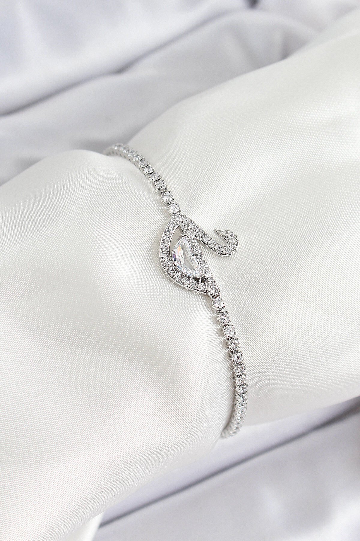 Pirinç Gümüş Renk Zirkon Taşlı Kuğu Model Kadın Bileklik