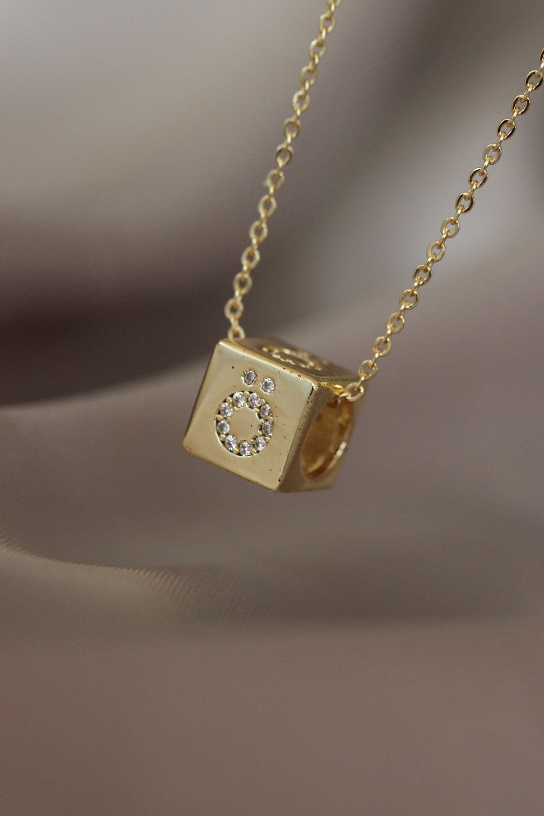 Küp Model Gold Renk Zirkon Taşlı Ö Harfli Kolye