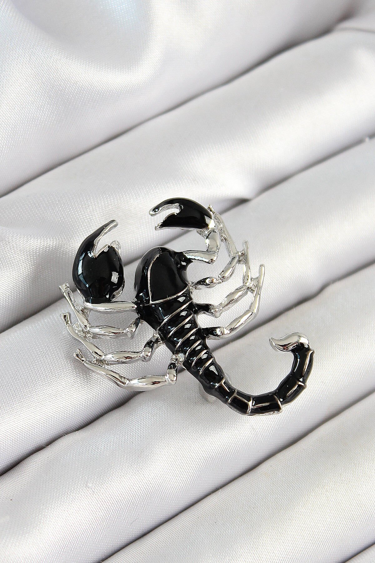 3D Siyah Akrep Figürlü Gümüş Renk Kadın Broş