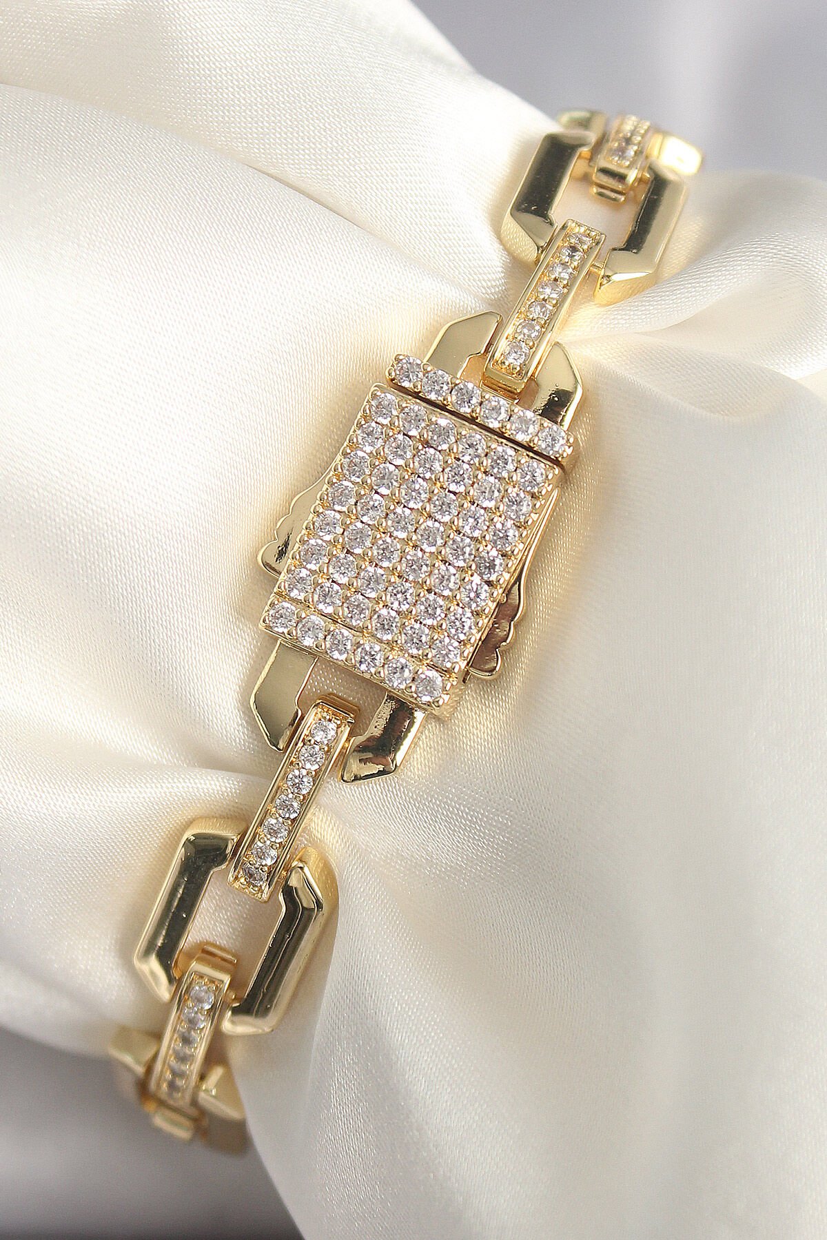 Pirinç Gold Renk Zirkon Taş Detaylı Kare Zincir Model Xuping VIP Exculusive Seri Kadın Bileklik