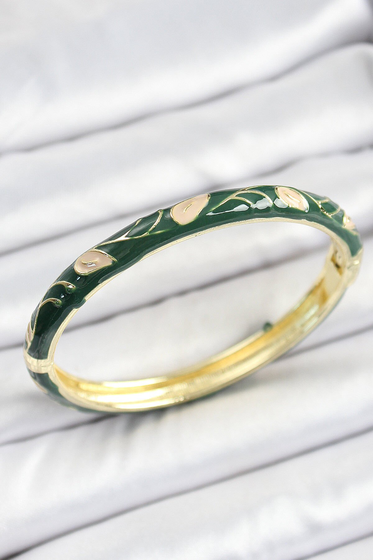 Mineli Pirinç Gold Renk Yeşil Çiçek Motifli Kadın Kelepçe