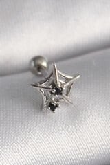316L Çelik Gümüş Renk Siyah Zirkon Taş Detay Örümcek Ağ Model Tragus Piercing