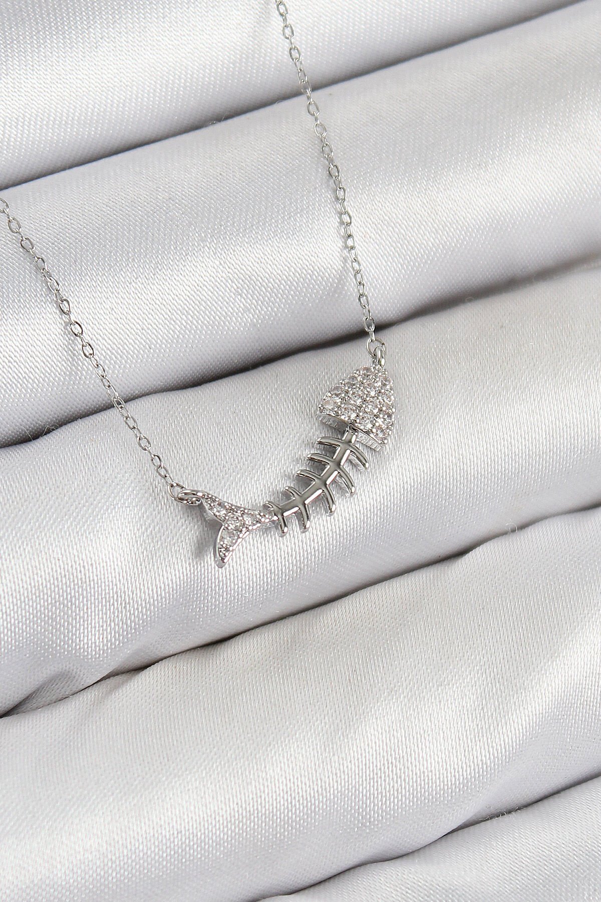 Pirinç Zirkon Taşlı Balık Kılçığı Model Gümüş Renk Kadın Kolye