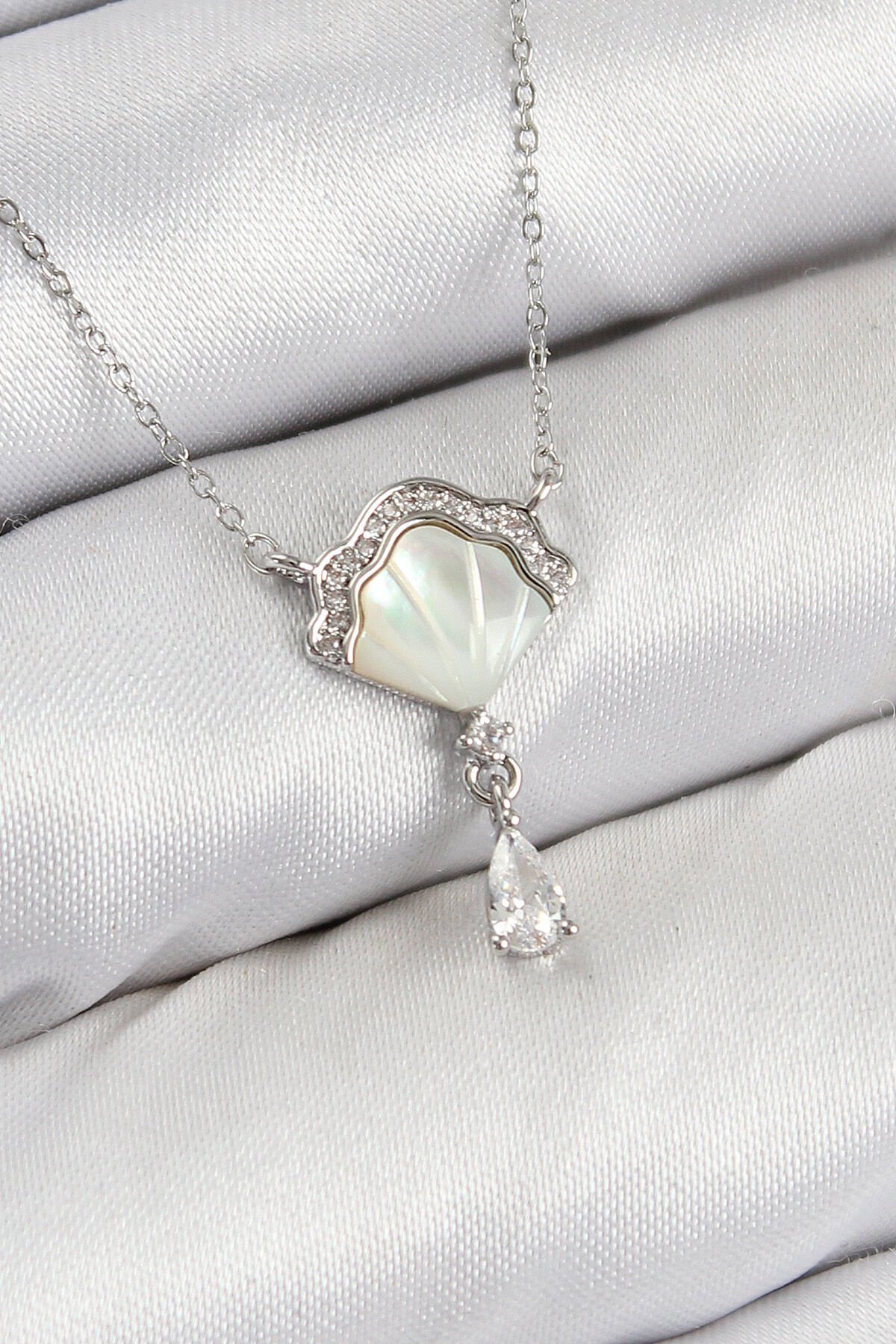 Pirinç Zirkon Taşlı İstiridye Model Gümüş Renk Kadın Kolye